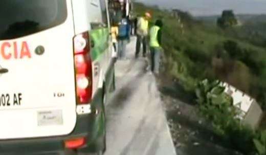 Mueren 16 personas tras caer autobús a barranco en Perú