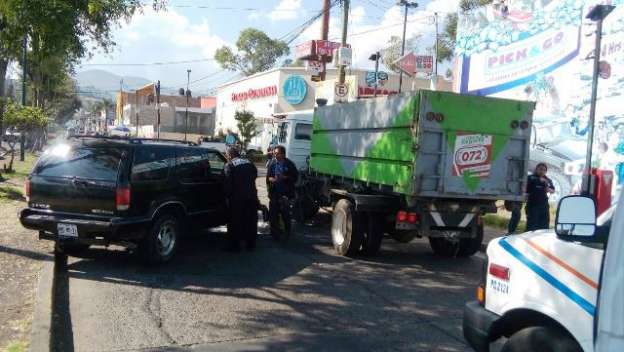 Mujer provoca accidente vial y se da a la fuga en Morelia; hay dos lesionados