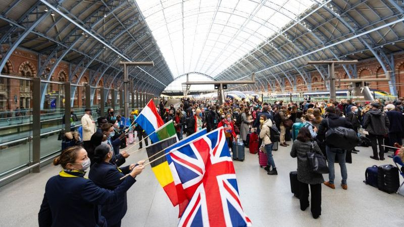 Inundaciones paralizan Londres; dejan varados a miles de viajeros