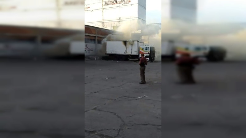 Camión de carga se incendia en la Central de Abastos de Morelia