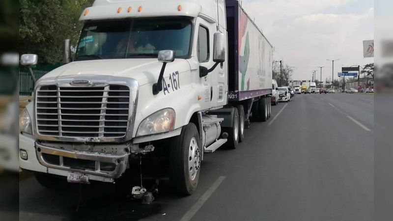 Cuatro policías heridos al ser chocados por tráiler en Morelia, Michoacán