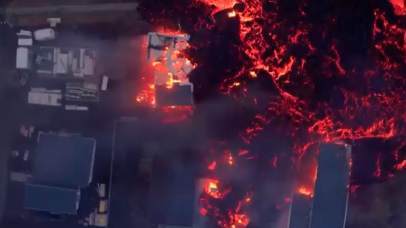 Lava volcánica consume hogares en pueblo pesquero de Islandia