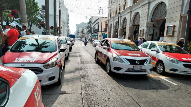 En Veracruz, con bloqueos taxistas exigen alto a supuestos abusos policiales