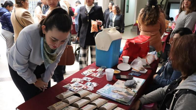 Participan mujeres con cáncer en el Mercadito Rosa de Michoacán