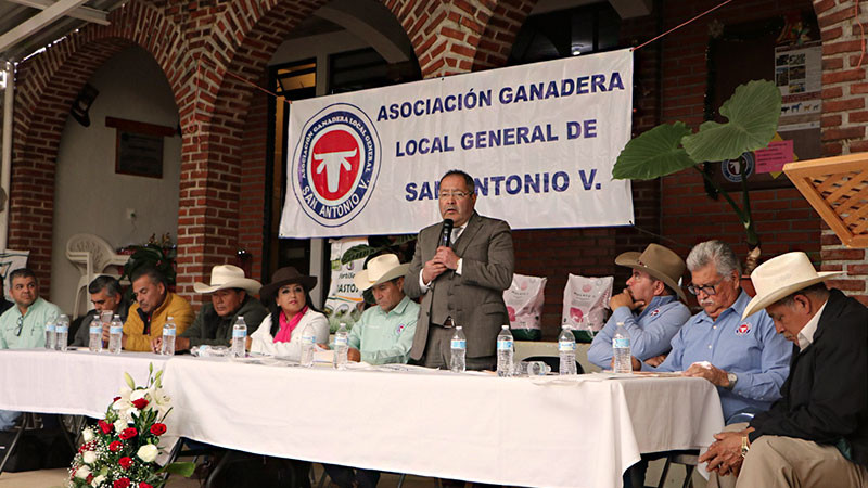 Edil de Ciudad Hidalgo, José Luis Téllez Marín, estrecha lazos con ganaderos de San Antonio Villalongín