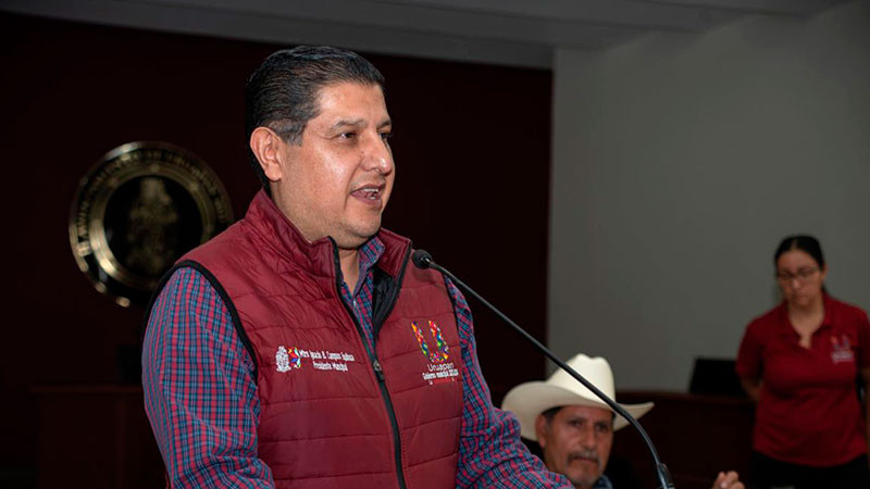 En Uruapan, Nacho Campos entrega 2 mil 420 vacunas contra la rabia paralítica bovina 