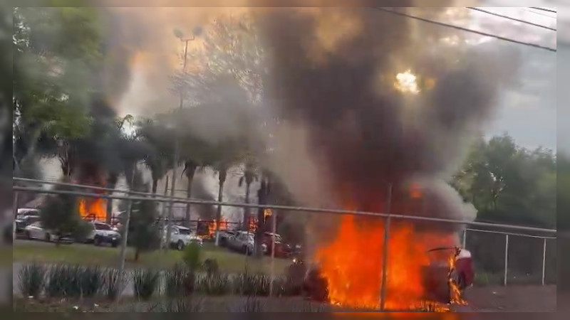 Terror en Uruapan, Michoacán: Incendian tres lotes de autos y desatan balaceras