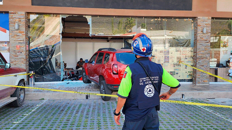 Despistada conductora se metió a un local comercial en El Refugio, en Querétaro