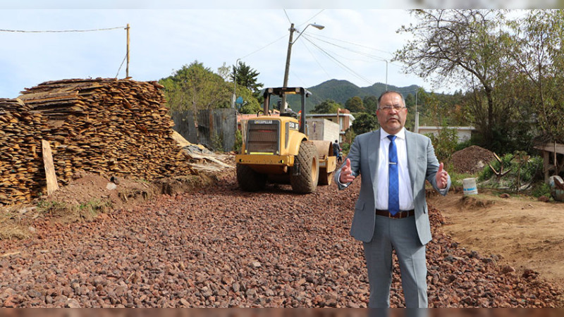 Edil de Hidalgo Michoacán, José Luis Téllez Marín, supervisa obras en la Tenencia de San Bartolo