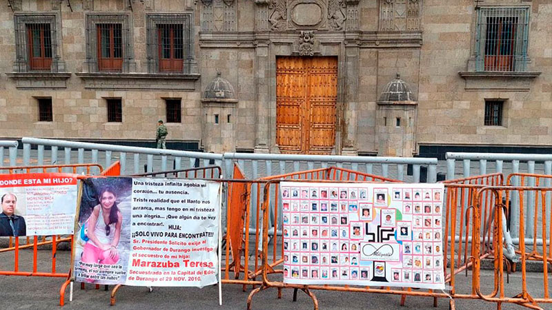 Madres buscadoras de migrantes instalan memorial frente a Palacio Nacional