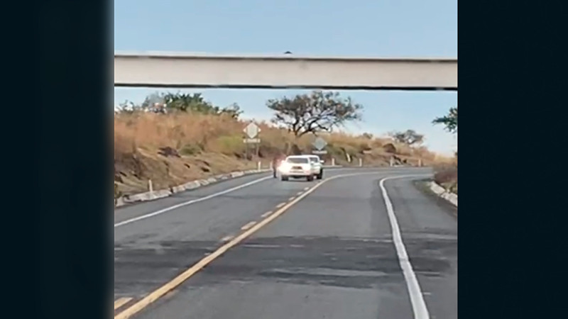 Camionero capta en video momento en que despojan a dos personas de su camioneta sobre la Siglo XXI