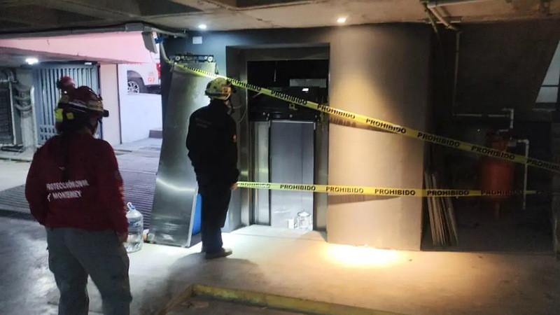 Se desploma elevador con 11 personas dentro en hospital privado de Monterrey 