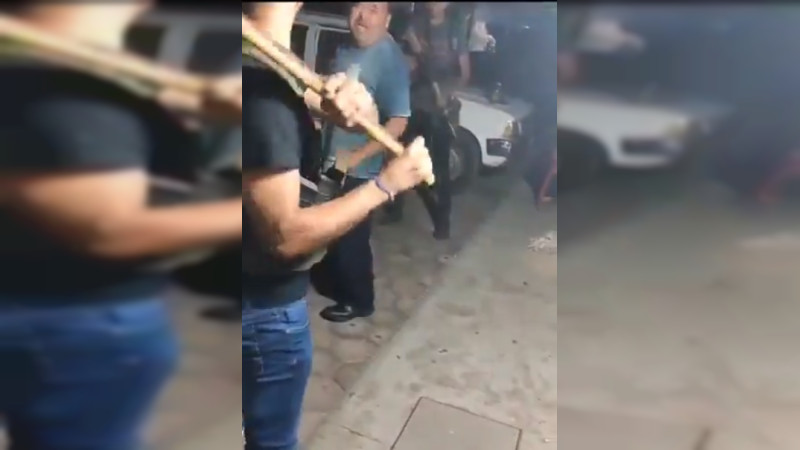 Miembros de cártel tablean a agente de Tránsito de Guerrero, en su propia estación de Policía: Lo graban en video