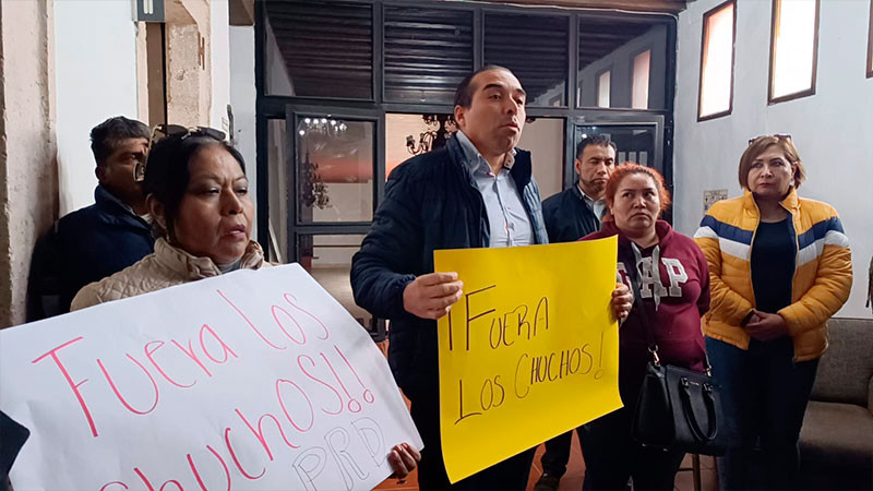 Perredistas se manifiestan en rueda de prensa del líder estatal de ese partido 