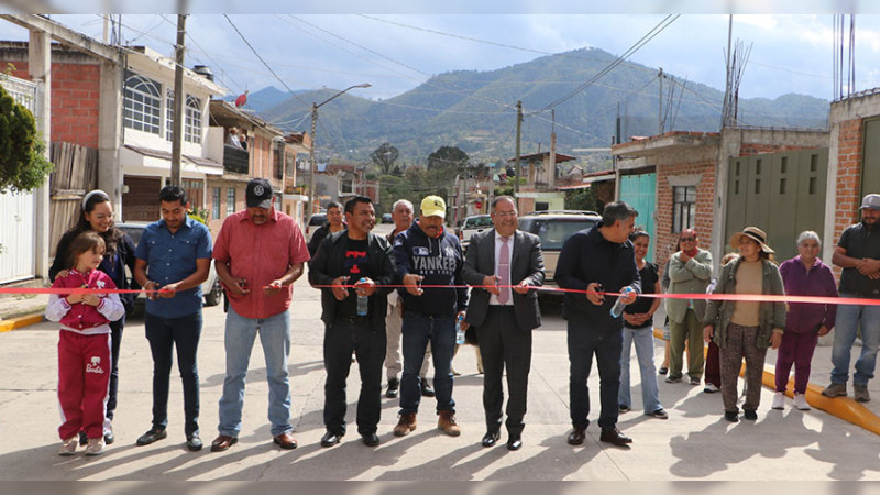 José Luis Téllez Marín, inauguró pavimentación hidráulica, en Ciudad Hidalgo Michoacán