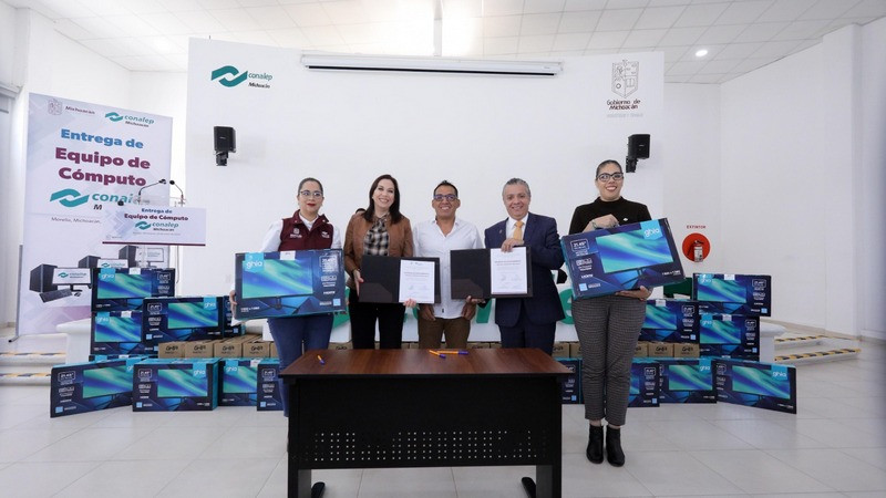 Luis Navarro entrega computadoras para casi 11 mil estudiantes del Conalep en Michoacán