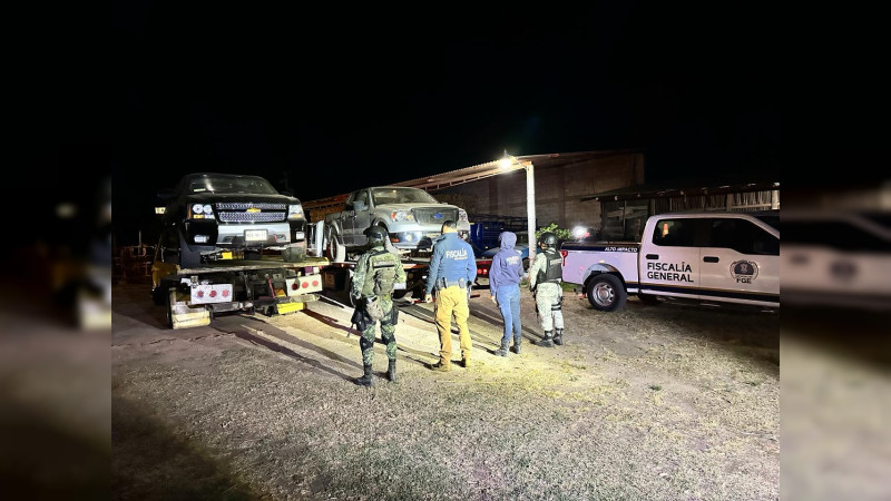 Aseguran 2 camionetas robadas y droga, en cateo en Zinapécuaro, Michoacán