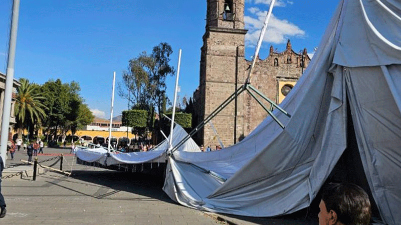 Intensas ráfagas de viento derriban carpa frente al palacio municipal de Tlalnepantla; hay 3 heridos