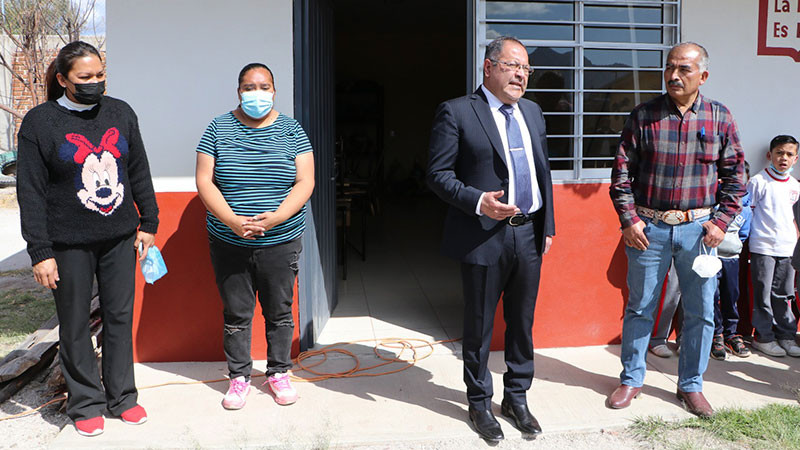 Edil de Hidalgo, Michoacán, José Luis Téllez Marín, entrega 3 toneladas de cemento a escuela primaria