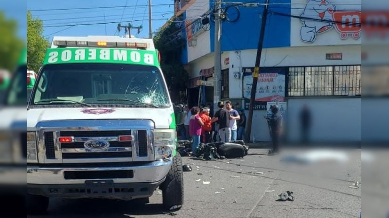 En Zamora, Michoacán chocan motociclistas contra una ambulancia; un motorista murió 