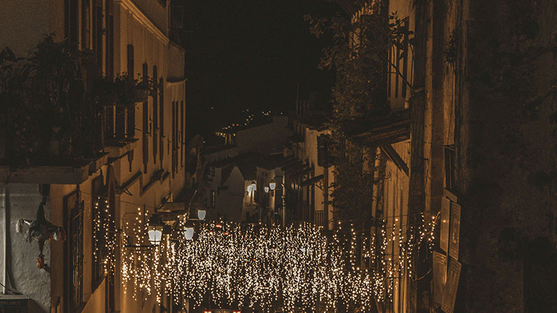 Sobre las azoteas, con luces y oraciones, la gente de Taxco, Guerrero, pidió por la paz 