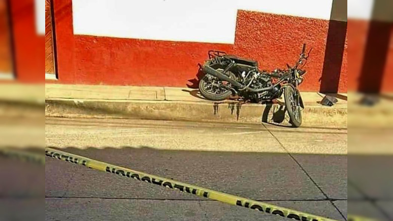 Muere motociclista al chocar contra poste, en Pátzcuaro, Michoacán