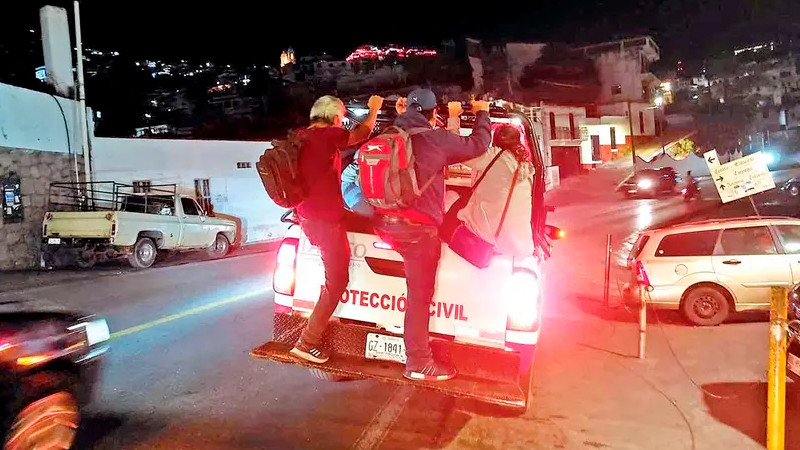 Patrullas y vehículos policiales transportan a población en Taxco