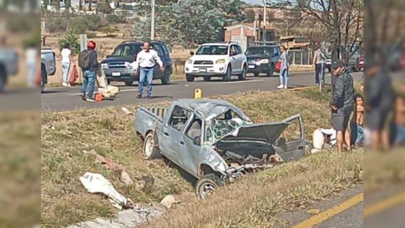 Vuelca vehículo en la Morelia-Pátzcuaro; hay cuatro heridos