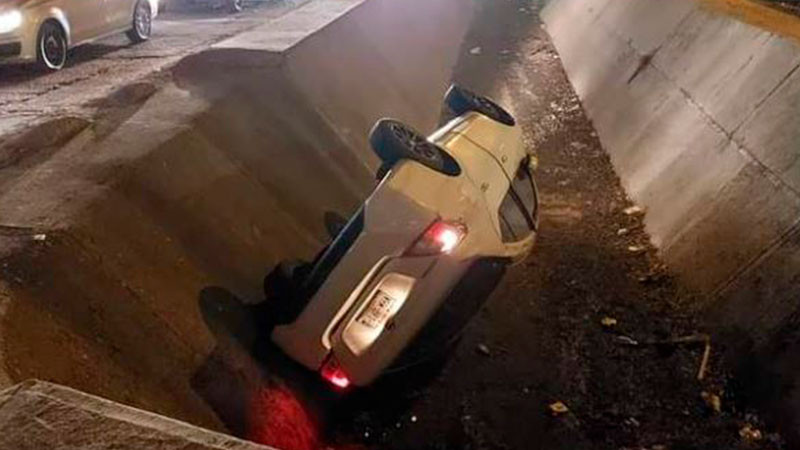 Conductora pierde control y cae a canal de agua pluvial, en Mazatlán, Sinaloa 