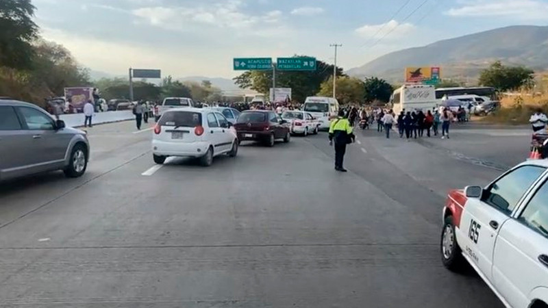 Alumnos y padres de familia bloquean la Autopista del Sol, a la altura de Chilpancingo, Guerrero