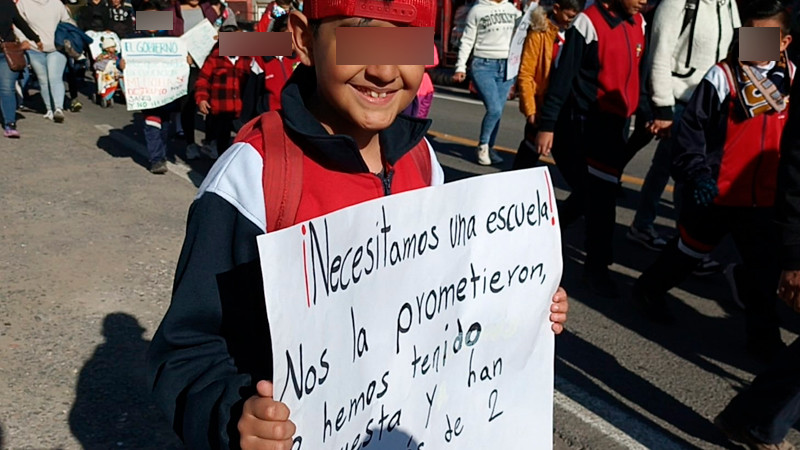 Alumnos y padres de familia bloquean la Celaya-Salvatierra; exigen una escuela