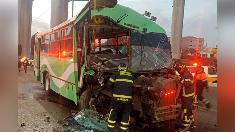 Se registra aparatoso accidente entre pipa y camión de pasajeros en Iztapalapa; hay 8 lesionados