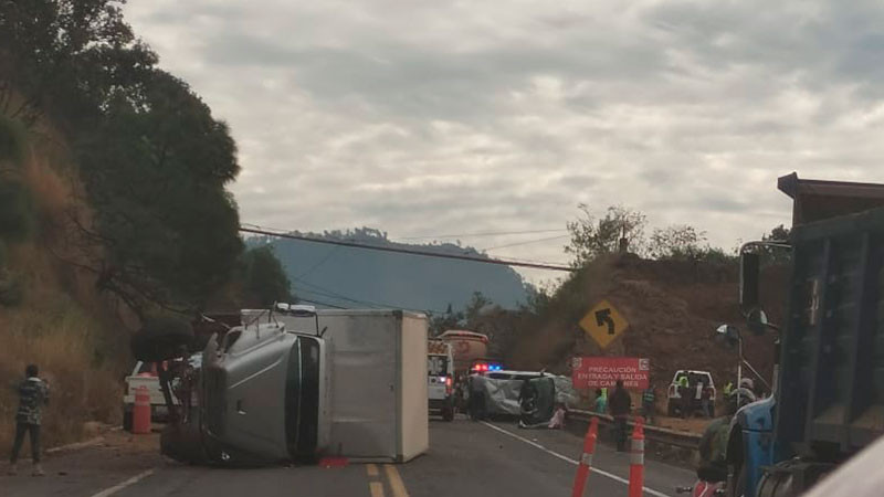 accidente en la Siglo XXI de Michoacán, hay cuatro heridos