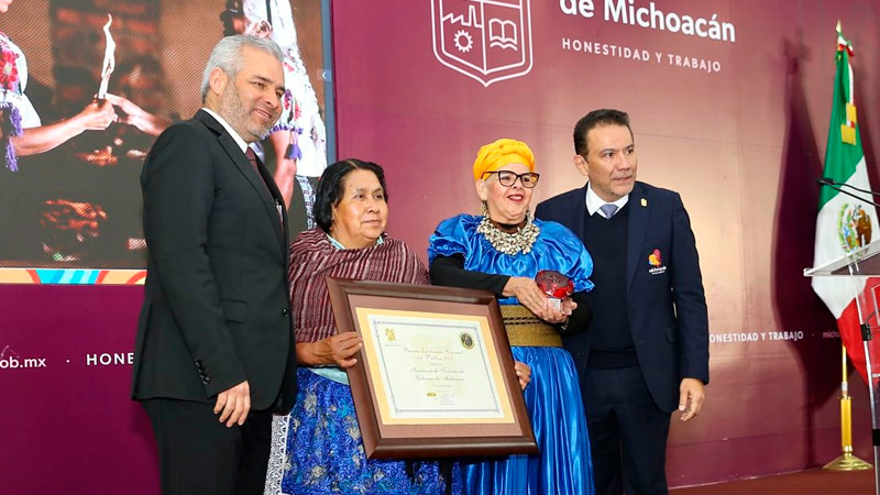 Entrega Bedolla a cocineras tradicionales premio internacional de gastronomía