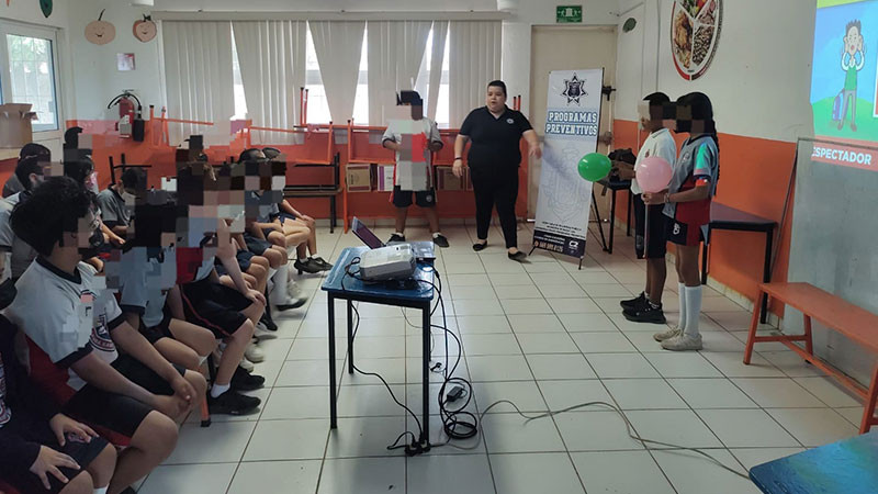 Policía de Mazatlán, Sinaloa, lleva feria preventiva a escuela primaria  