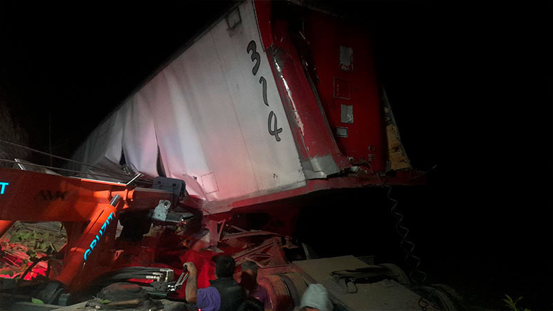 Se desbarrancó tráiler en Zitácuaro, Michoacán