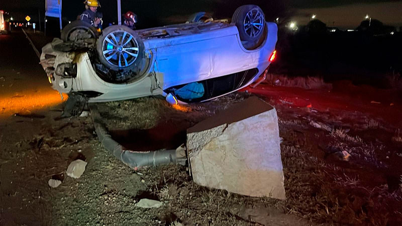 Vuelca automóvil en el anillo vial Fray Junípero Serra, en Querétaro capital