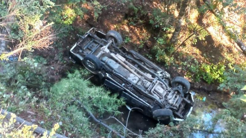 Conductor vuelca y cae a un barranco en Morelia, Michoacán