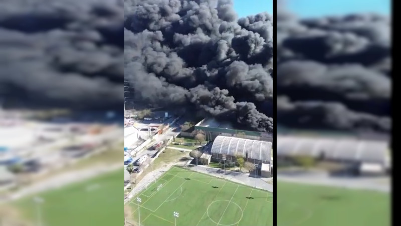 Fuerte incendio consume bodega de plástico y madera en San Nicolás de los Garza, en Nuevo León