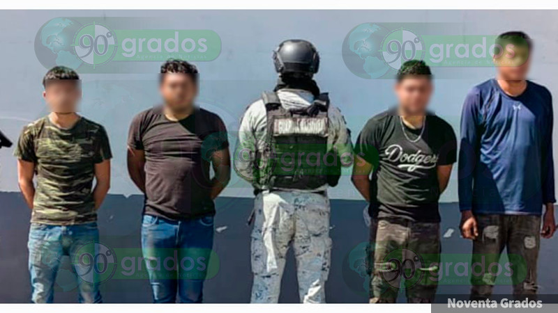 Guardia Civil asegura a 4 hombres con armas largas, cartuchos y equipo táctico en La Huacana, Michoacán