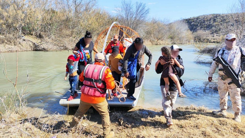 Rescatan a 73 migrantes en el Río Bravo; hallan tres cuerpos sin vida