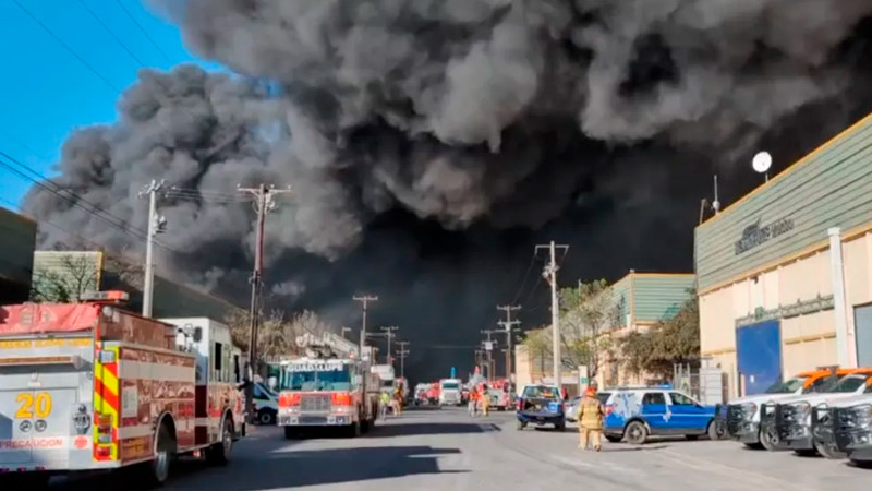 Continúan labores para sofocar incendio en bodega de San Nicolás de los Garza, Nuevo León