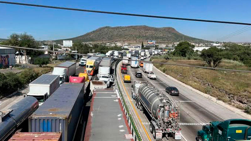 Transportistas niegan acuerdo con gobierno federal para evitar paro nacional