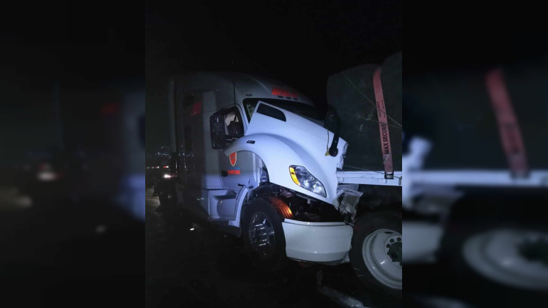 Choque de tráileres en la carretera Morelia – Salamanca deja dos heridos