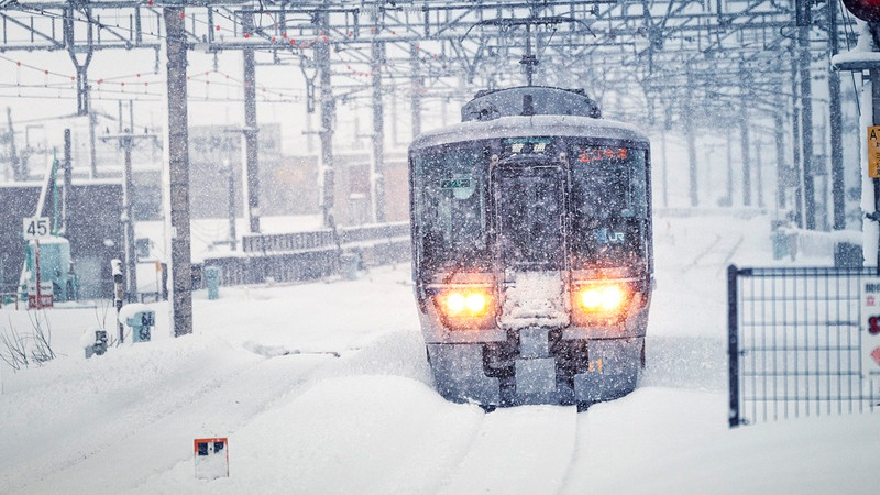 Nevadas provocan caos vial en China; hay miles de personas varadas