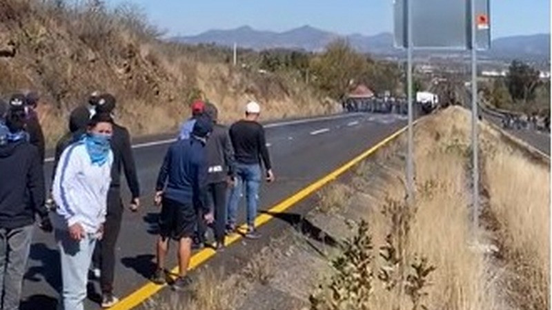 Se enfrentan normalistas con policías en la Morelia-Pátzcuaro