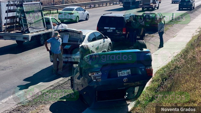 Vuelca auto en la autopista federal 57; conductora no sufrió graves lesiones