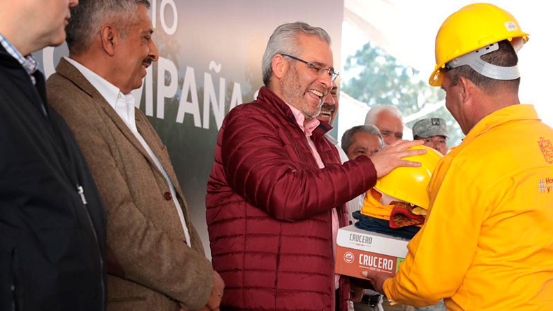 Con entrega de equipamiento, arranca Bedolla campaña contra incendios 2024