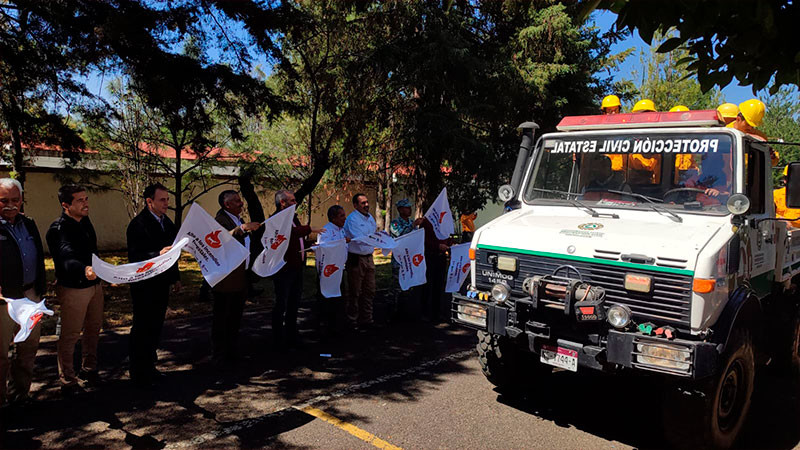 Entrega Bedolla equipamiento a brigadistas contra incendios forestales