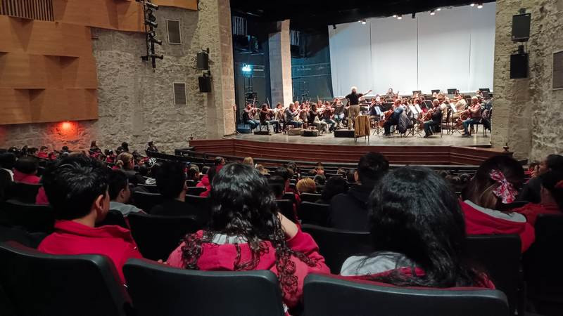 Niñas y niños disfrutan y aprenden de la música de orquesta con la Osidem, en Morelia, Michoacán